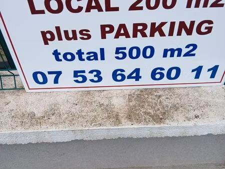local 200m2 plus un parking total 500m2