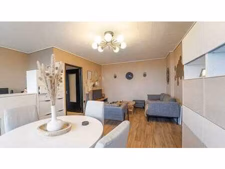 appartement au goût du jour  2 chambres avec superbe vue.