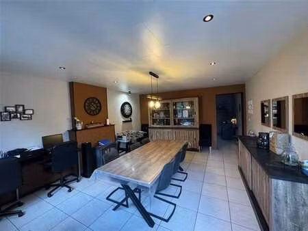 bonne maison mitoyenne récemment rénovée avec jardin