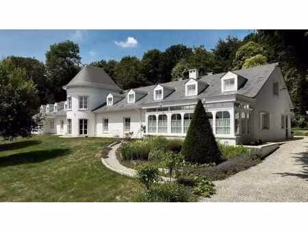 élégante propriété avec piscine intérieure et ascenseur.