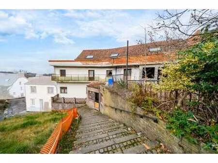 maison à rénover avec beaucoup de potentiel!