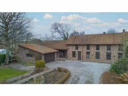 villa de caractère au coeur de la verdure avec dépendances