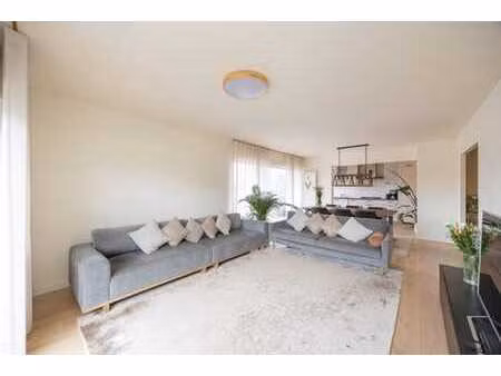 appartement d angle lumineux avec 3 chambres et terrasse
