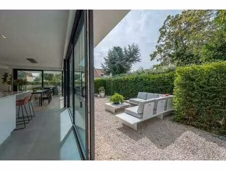 magnifique villa contemporaine avec jardin ensoleillé et ter