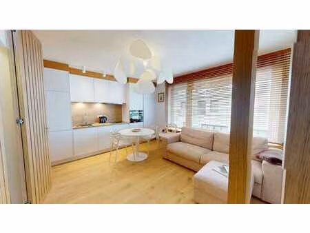 vernieuwde studio met zijdelings zeezicht.