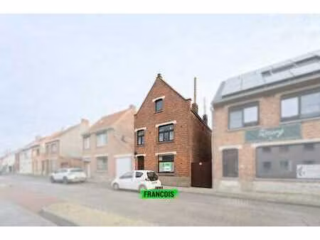 opportunité de rénovation avec grand jardin et garages au c…