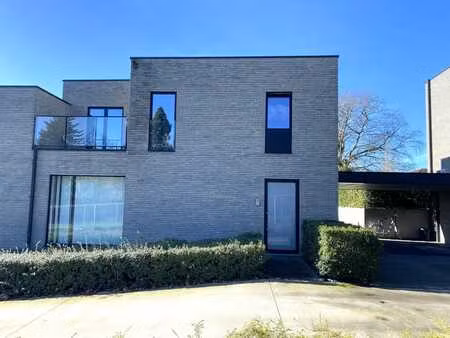 maison moderne de 3 chambres avec jardin ensoleillé et ab...