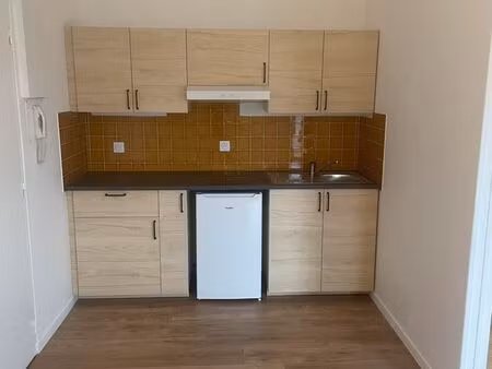 athis mons studio 23 m2 refait à neuf + terrasse