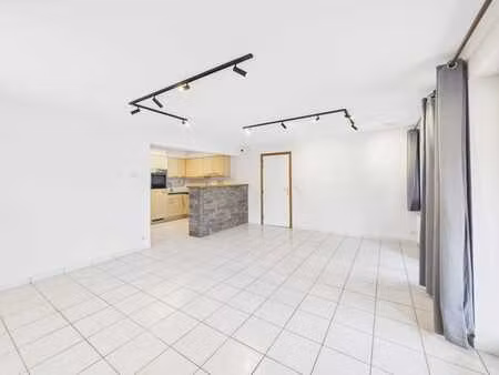 appartement 2 chambres  terrasse  cave  au rez-de-chaussée