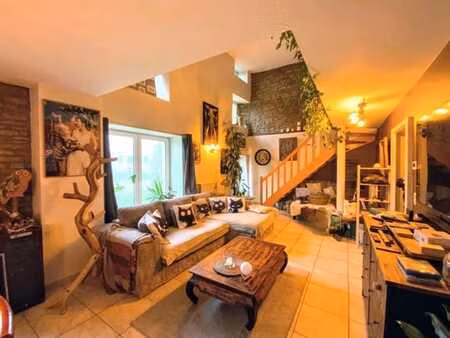 maison 2 ch.  terr.  gge et jardin commun.