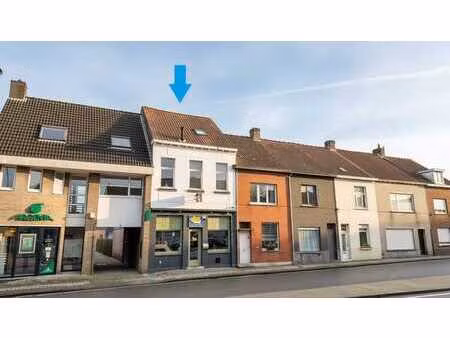 rez-de-chaussée commercial avec grande terrasse & apparteme