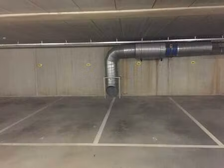 place de parking souterraine à louer