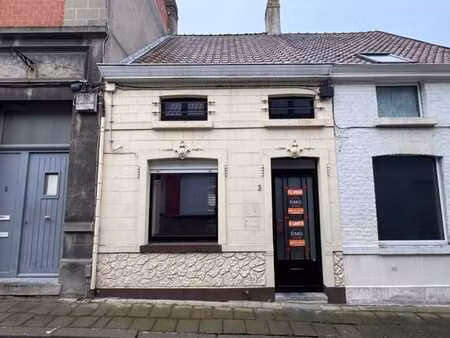 maison avec cour dans une petite rue.