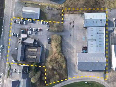 site industrielle  commerciale et avec habitation à vendre.