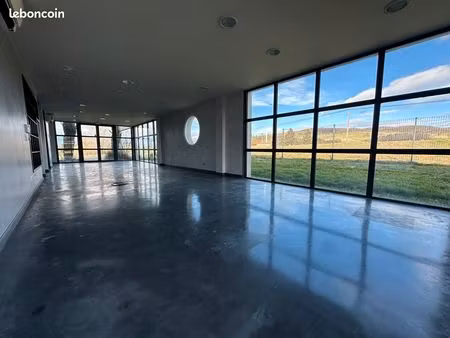 bureau spacieux et lumineux avec showroom et places de parking