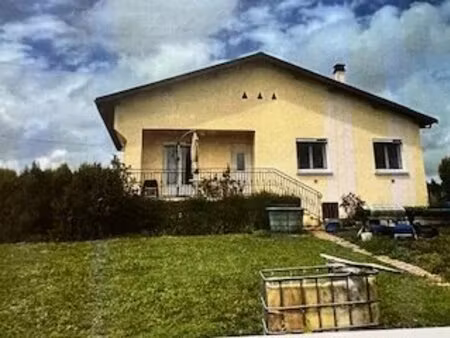 maison de plain-pied offrant belle vue dégagée sur les pyrénées.