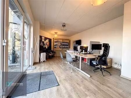 surface commerciale de +/- 70m²