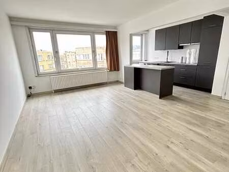 herrmann-debroux - appartement lumineux 2 ch. av. garage
