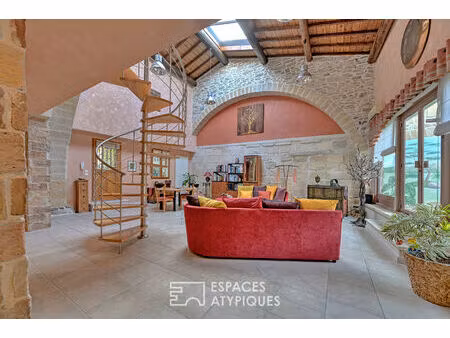 l'élégance d'un ancien chai: volumes cathédrale et bassin romain