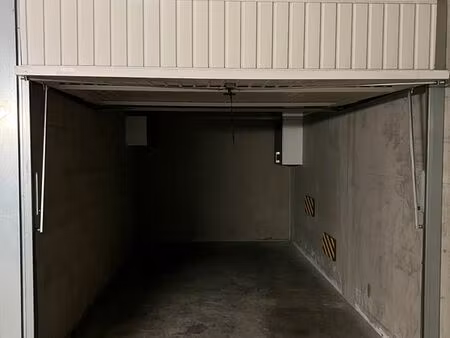 location garage lyon 8