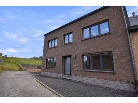 maison rénovée de 4 chambres située au calme à duisburg