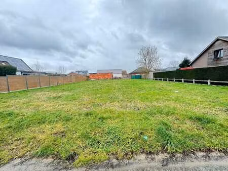 terrain à bâtir situé dans un quartier résidentiel calme