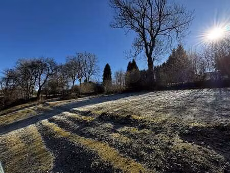 beau terrain en zone d'habitat dans le village de pont