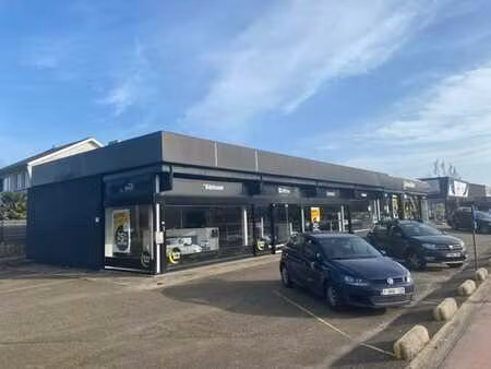 commerce 1.000 m² à louer sur axe visible à genk