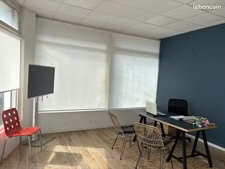 pennes mirabeau local d’angle avec triple vitrine