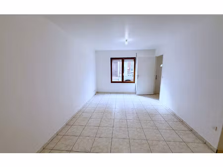 location maison  m² t-4 à la fère  610 €