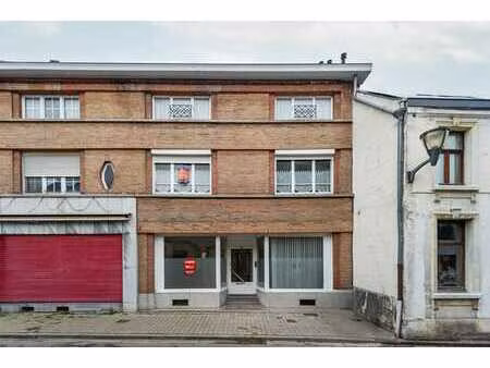 maison de commerce offrant de nombreuses disponibilités