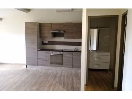 location appartement  60.65 m² t-3 à la verdière  607 €