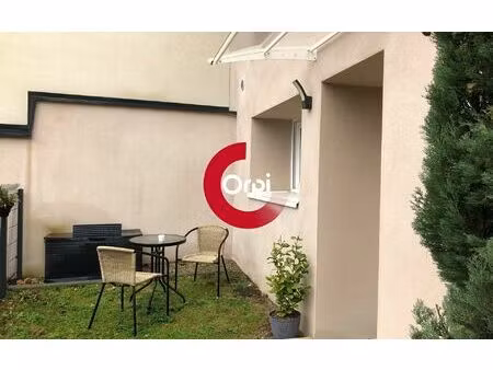 location appartement  m² t-2 à pont-évêque  790 €