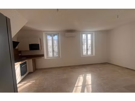 location appartement  m² t-3 à riez  820 €