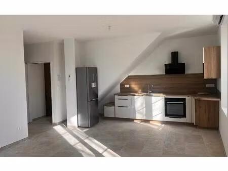 location appartement  m² t-3 à riez  895 €