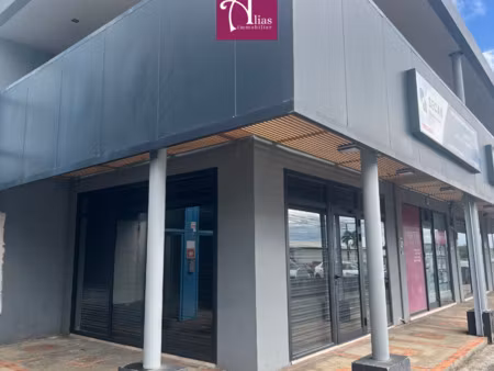 à louer - local commercial 45m2 avec visibilité et parking-