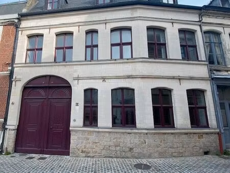 bourgeoise en pierre blanche