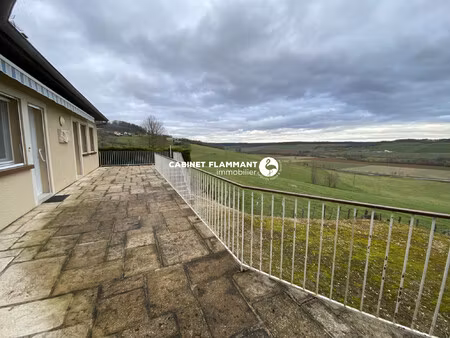 maison de plain-pied avec vue et jardin