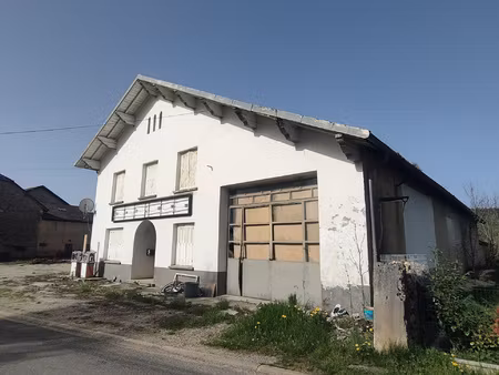 maison à rénover avec très grand garage et terrain