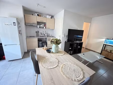 t2 avec terrasse et parking - proche tram