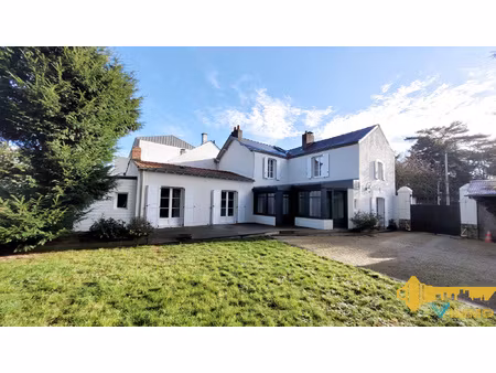 résidence de 184 m2 habitables et un terrain boisé de 1447 m