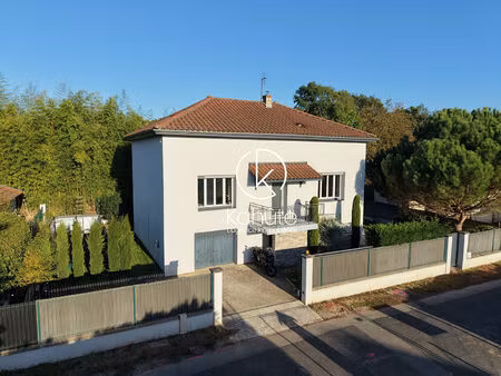 à 30 min de lyon  au centre de la commune de parcieux  maison climatisée d'environ 158 m2 