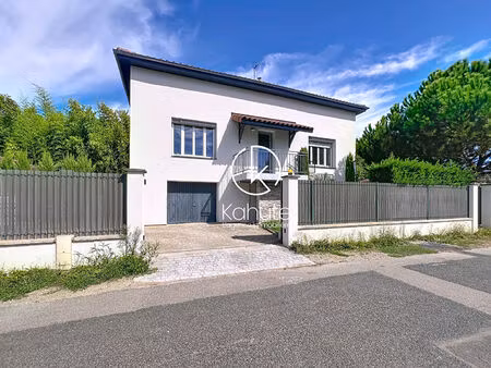 à 30 min de lyon  au centre du village  maison climatisée d'environ 158 m2  6 pièces  4 ch