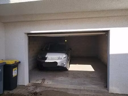 parking/box 1 pièce 33 m²