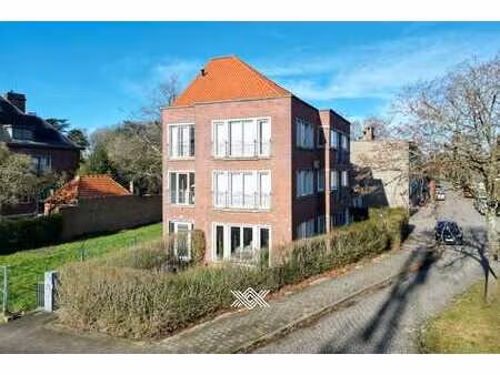 lichtrijk appartement met drie slaapkamers en tuin in sin...