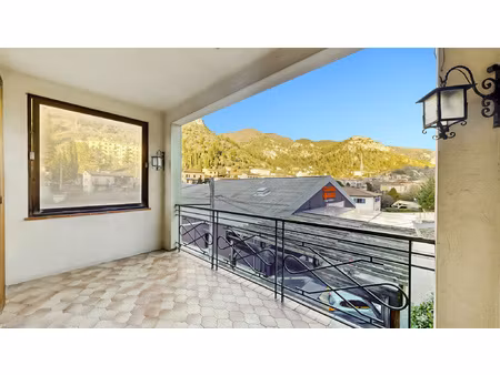 duplex familial au coeur de puget-théniers  balcon + loggia 