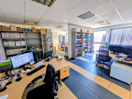 bureaux 177 m2 - 6 places de stationnement - zi les playes -