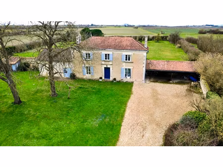 maison de maitre avec dependances sur 8000 m² de terrain