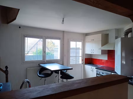 maison construite en briques et couverte en ardoises se situ