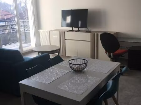 t2 meublé avec balcon & coin bureau – ascenseur  parking souterrain sécurisé mairie et gar